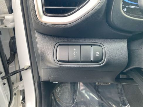 Used 2024 Hyundai Venue SEL image 18