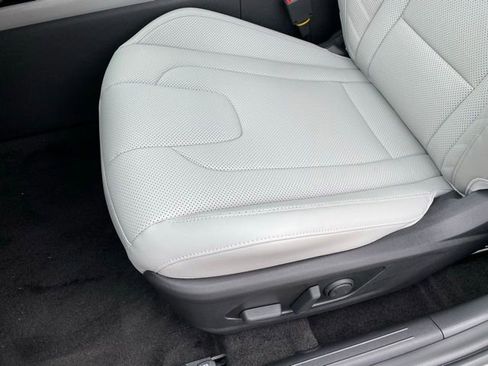 Certified 2025 Hyundai Elantra Limited image 24