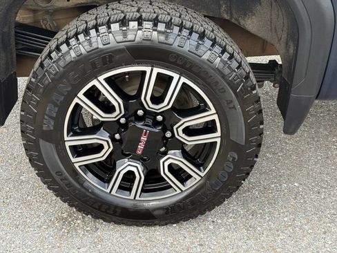 Used 2022 GMC Sierra 2500 AT4 w/ AT4 Premium Plus Package AWD/4WD image 5