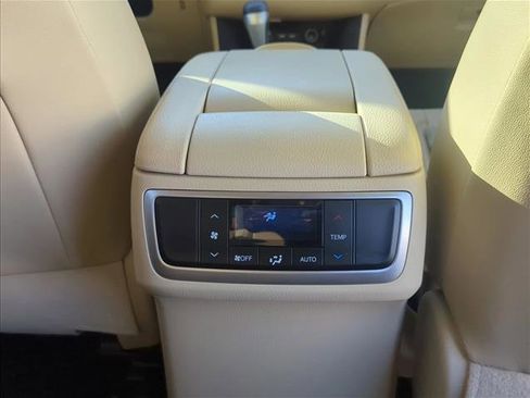 Used 2019 Toyota Highlander XLE FWD image 25