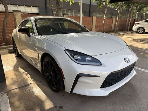 Used 2025 Toyota GR86 Premium RWD image 2