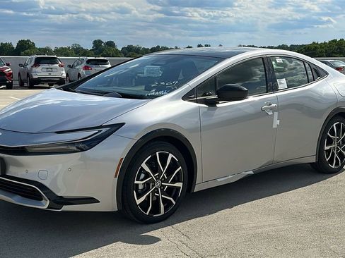 New 2026 Toyota Prius Plug-In Hybrid FWD image 2