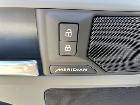 Used 2025 Land Rover Defender 110 S image 16