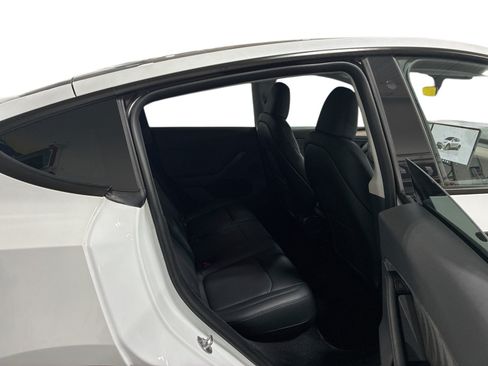 Certified 2023 Tesla Model Y AWD image 11