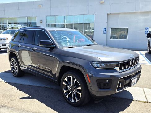 Certified 2022 Jeep Grand Cherokee Overland w/ Luxury Tech Group IV RWD image 6