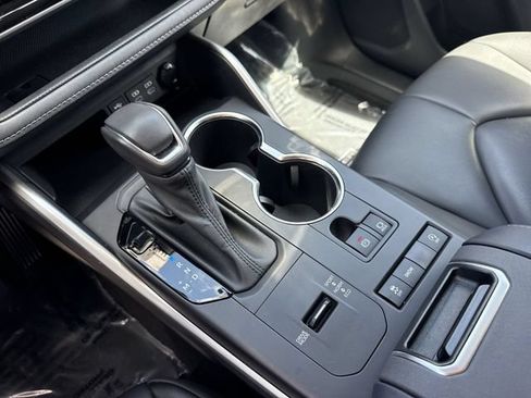 Used 2022 Toyota Highlander XLE FWD image 21