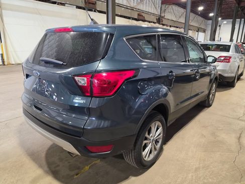 Used 2019 Ford Escape SE FWD image 2