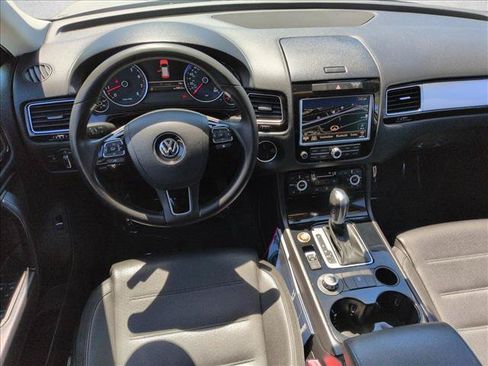 Used 2014 Volkswagen Touareg Sport AWD/4WD image 19