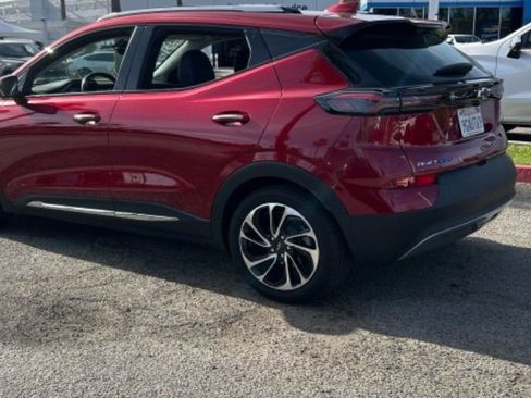 Used 2023 Chevrolet Bolt EUV Premier w/ Sun & Sound Package FWD image 2