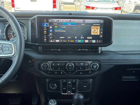 Used 2025 Jeep Wrangler Unlimited Sahara AWD/4WD image 16