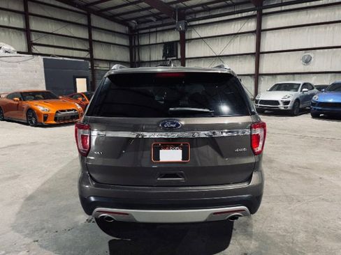 Used 2016 Ford Explorer XLT image 8