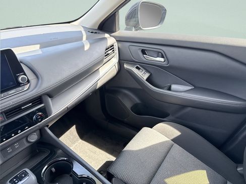 Used 2025 Nissan Rogue SV AWD/4WD image 16
