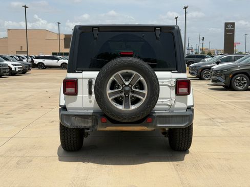 Used 2020 Jeep Wrangler Unlimited Sahara AWD/4WD image 4