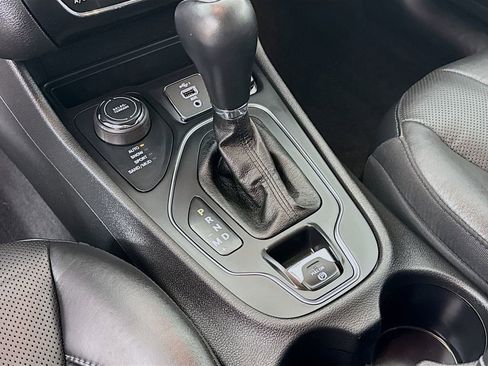 Used 2021 Jeep Cherokee Latitude Lux w/ Comfort/Convenience Group image 19