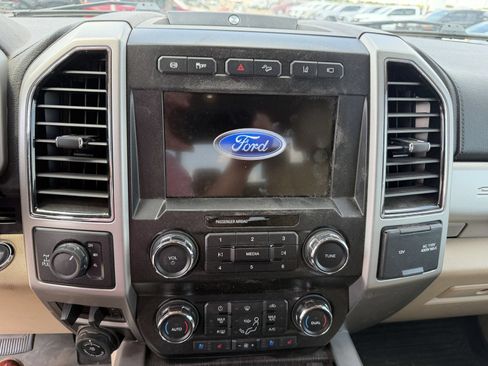 Used 2021 Ford F250 Lariat w/ Lariat Ultimate Package AWD/4WD image 9