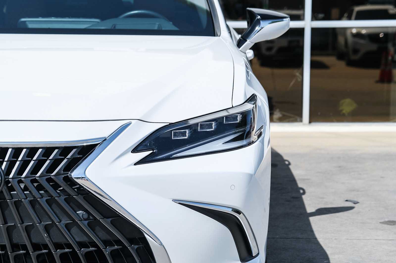 Used 2022 Lexus ES 300h Ultra Luxury w/ Accessory Package 2 FWD image 5