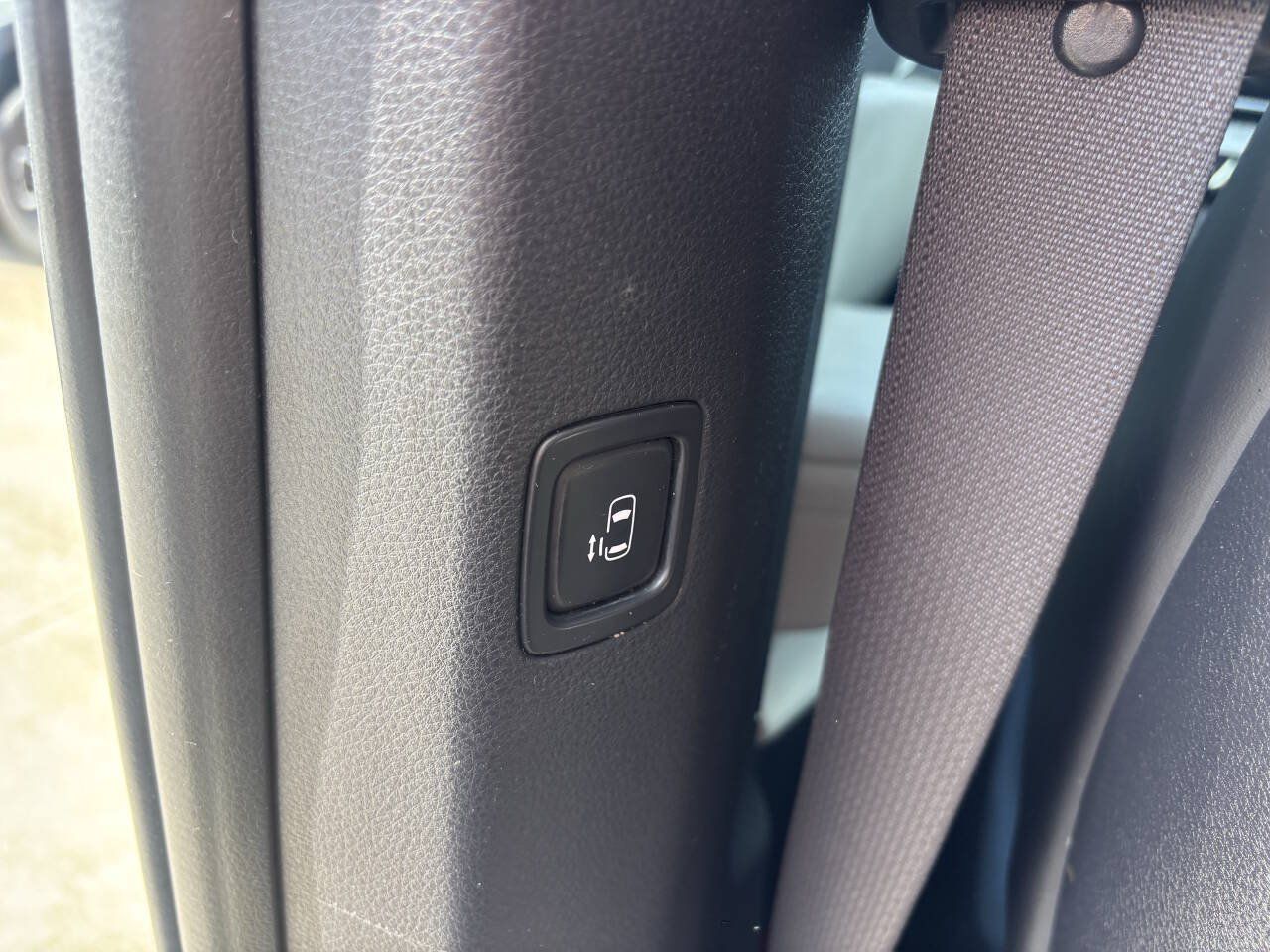 Used 2023 Kia Carnival LX FWD image 35