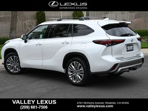 Used 2024 Toyota Highlander Platinum AWD/4WD image 4