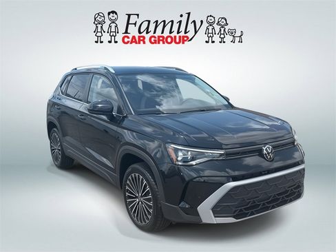 Used 2025 Volkswagen Taos SE image 2