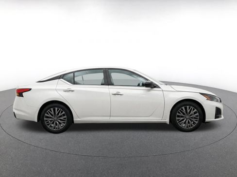 Used 2025 Nissan Altima 2.5 SV FWD image 10