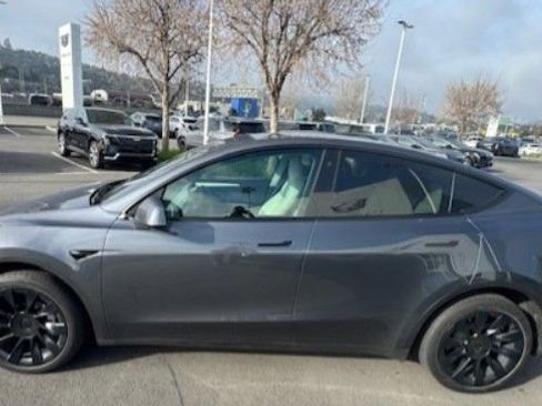 Used 2023 Tesla Model Y Long Range image 5