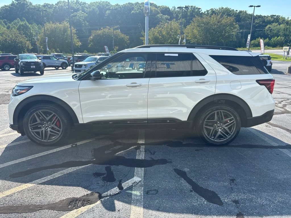 Used 2025 Ford Explorer ST AWD/4WD image 2
