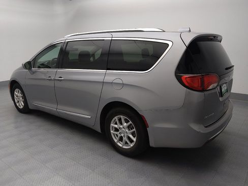 Used 2020 Chrysler Pacifica Touring-L image 3