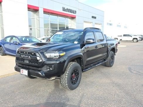 Used 2019 Toyota Tacoma Limited image 1