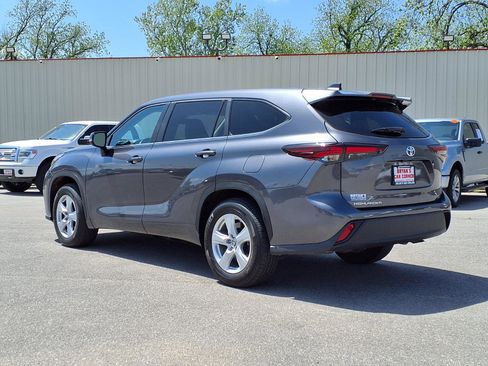 Used 2025 Toyota Highlander LE FWD image 22