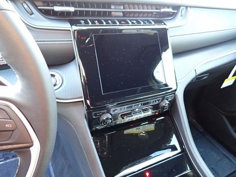 New 2025 Jeep Grand Cherokee L Laredo image 20