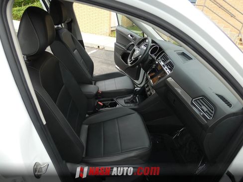 Used 2020 Volkswagen Tiguan SE w/ Panoramic Sunroof Package FWD image 27