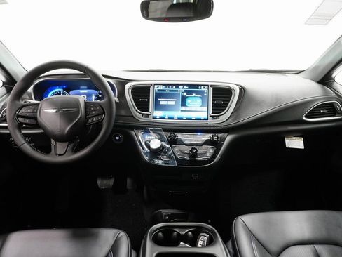 New 2026 Chrysler Pacifica Select image 13