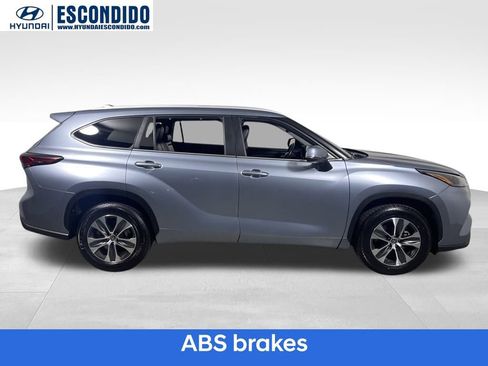 Used 2023 Toyota Highlander XLE image 7