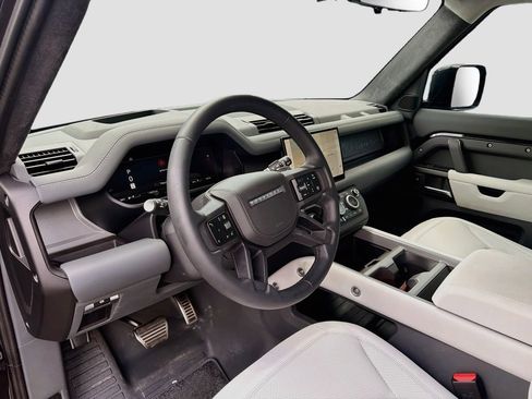 Used 2025 Land Rover Defender 110 V8 AWD/4WD image 4