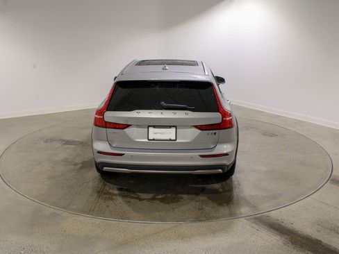 Used 2025 Volvo V60 B5 Cross Country Plus image 5