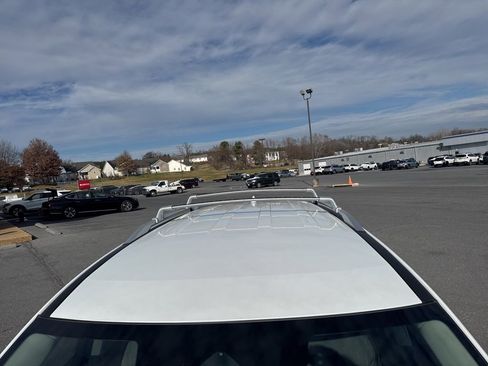 Used 2025 Nissan Pathfinder SL w/ Cargo Package image 9