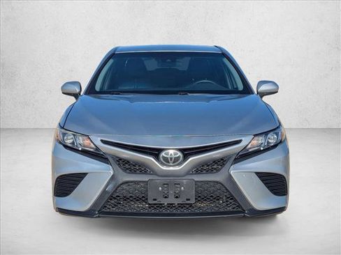 Used 2018 Toyota Camry LE image 2