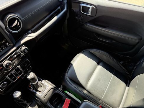 Used 2020 Jeep Gladiator Overland w/ Uconnect 4C Nav & Sound Group image 23