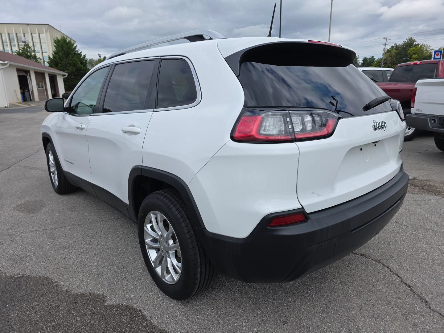 Used 2019 Jeep Cherokee Latitude w/ Popular Appearance Group FWD image 3