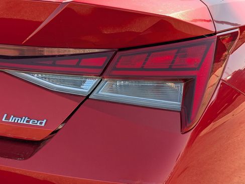 Used 2022 Hyundai Elantra Limited FWD image 17