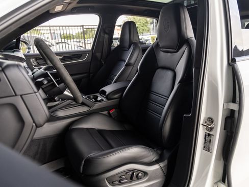 Certified 2025 Porsche Cayenne GTS AWD/4WD image 5