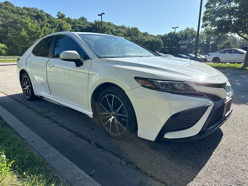 Used 2021 Toyota Camry SE FWD image 3