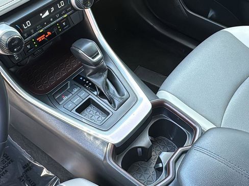Used 2019 Toyota RAV4 Limited image 16