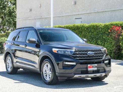 Used 2023 Ford Explorer XLT w/ Equipment Group 202A RWD image 3