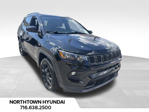 Used 2025 Jeep Compass Latitude w/ Convenience Group AWD/4WD image 3