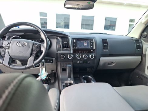 Used 2018 Toyota Sequoia Limited w/ Safety & Convenience Package image 18