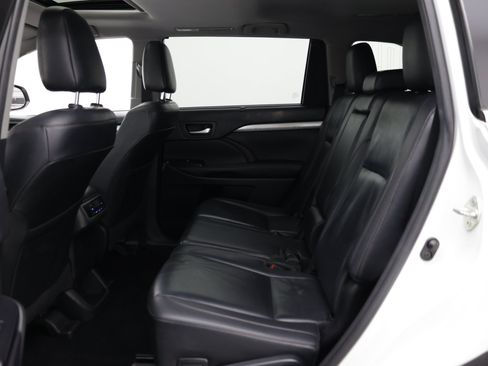 Used 2019 Toyota Highlander XLE AWD/4WD image 30