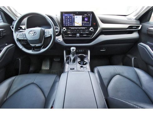 Used 2022 Toyota Highlander Limited FWD image 10