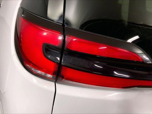 Used 2024 Chrysler Pacifica Select image 27