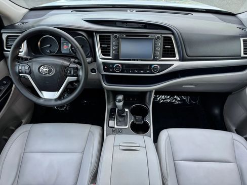 Used 2016 Toyota Highlander XLE AWD/4WD image 18